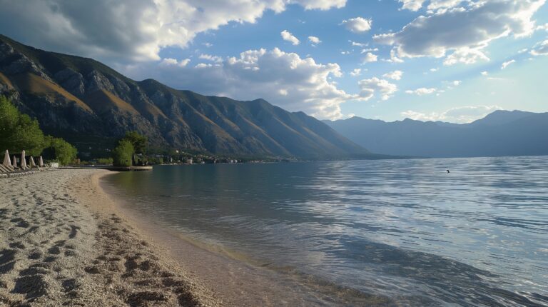 Pesak, more i pogled na planine u Kotoru