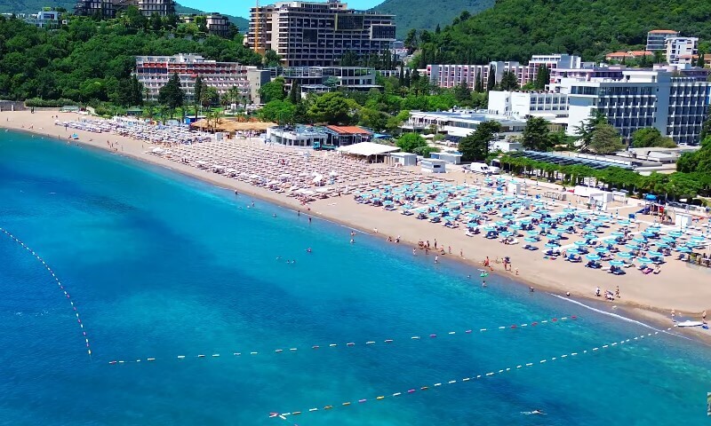 Pogled iz vazduha na plažu Bečići u Budvi