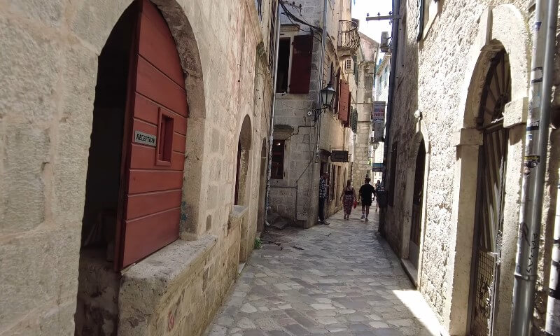 Prolaz u starom gradu u Kotoru