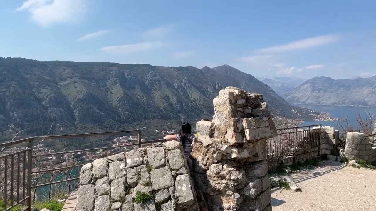 Panoramski pogled sa tvrđave Sveti Ivan na brda i zaliv u Kotoru, sa starim kamenim zidinama u prvom planu