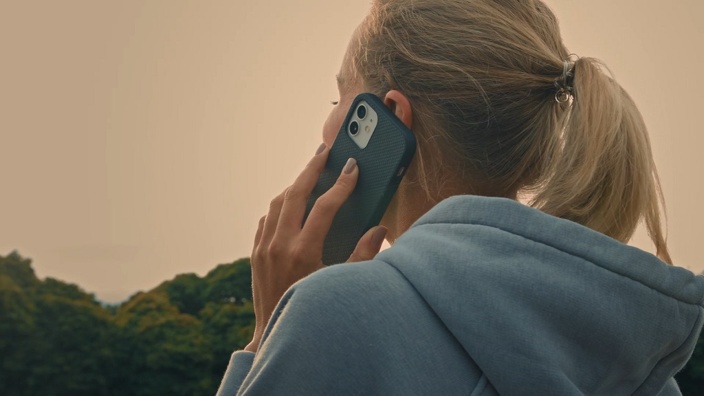 Devojka razgovara telefonom dok je u romingu u Crnoj gori