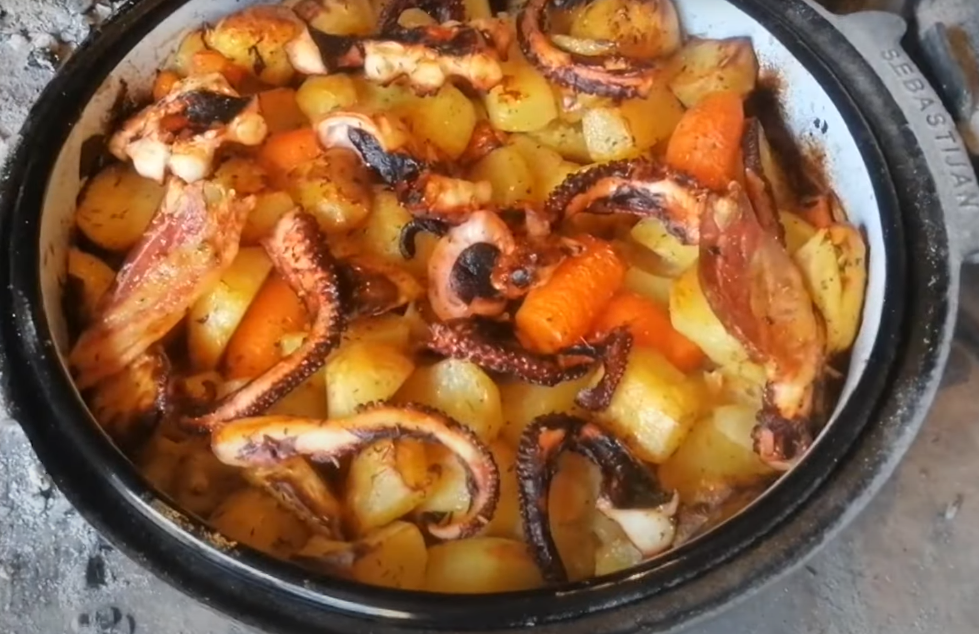 Hobotnica ispod sača je jednostavno, ali izuzetno ukusno jelo koje se priprema sa krompirom, lukom i maslinovim uljem.