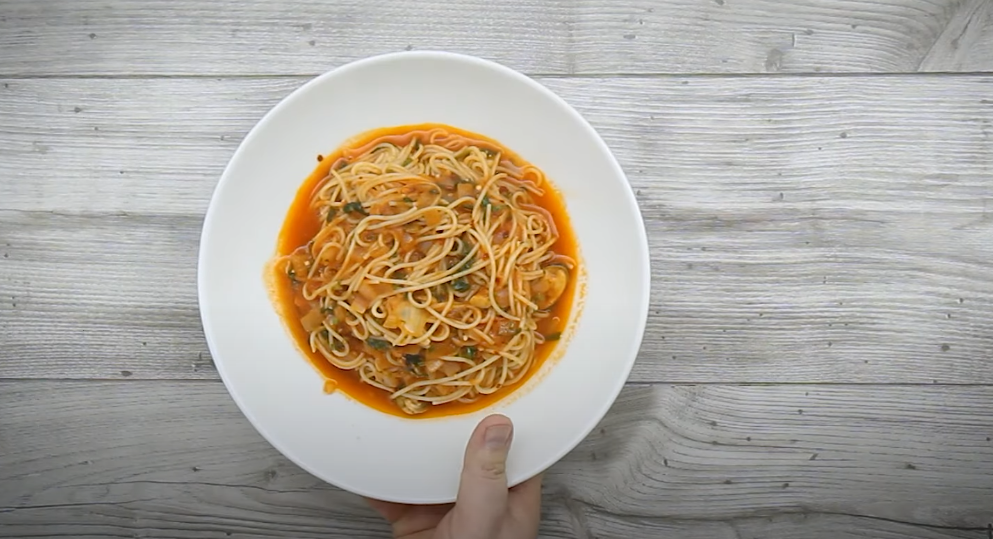 Mušule sa špagetama, belim lukom i vinom brzo se pripremaju i imaju savršen morski ukus.