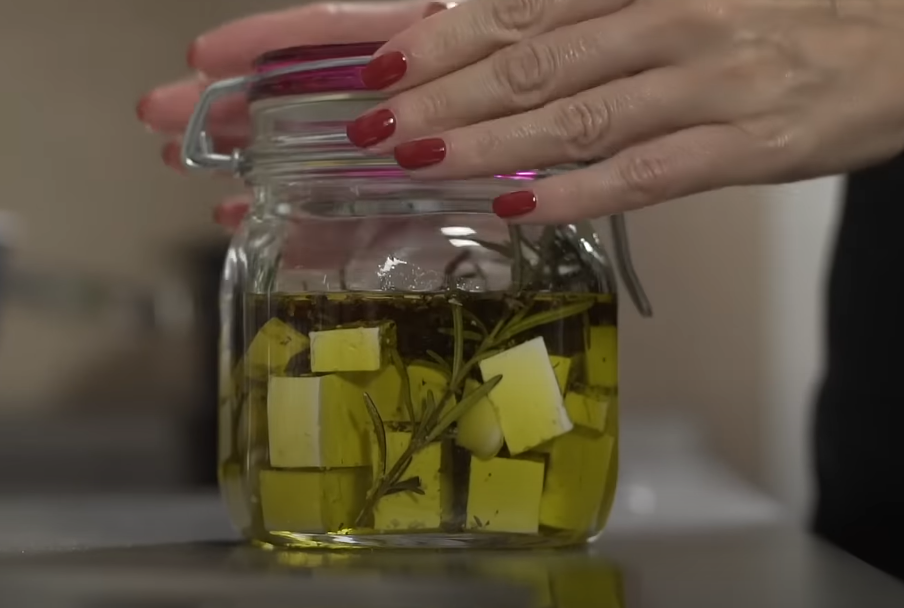 Sir iz ulja sa ruzmarinom i maslinama, savršeno ukusan uz hleb i vino, prava domaća tradicija.