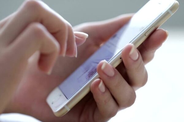 Devojka koristi mobilni telefon