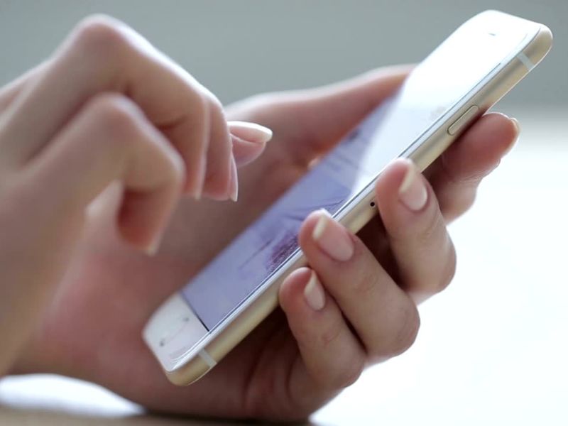 Devojka koristi mobilni telefon