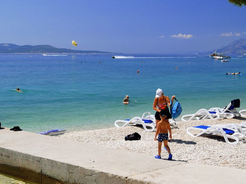 Majka i dete uživaju na plaži na Makarskom primorju.