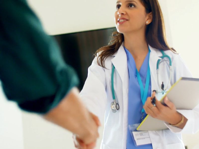 pacijent i doktorka se rukuju