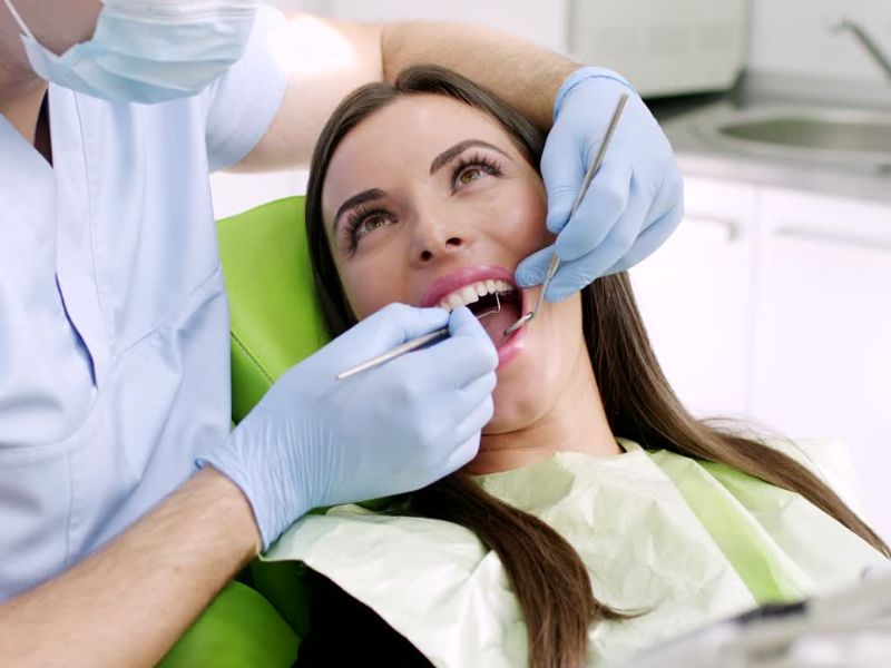 devojka kod zubara na pregledu