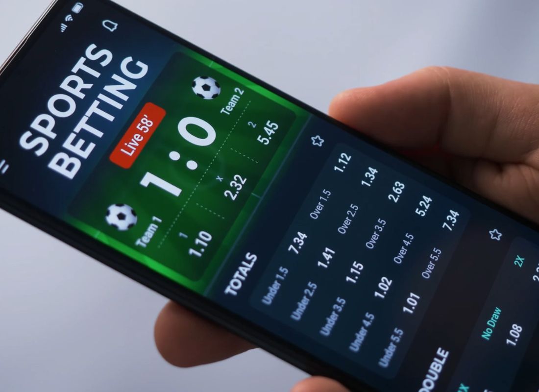 osoba koristi aplikaciju za online klađenje