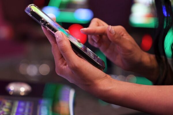 devojka se kladi preko telefona