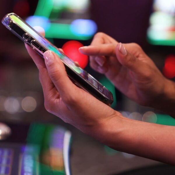 devojka se kladi preko telefona