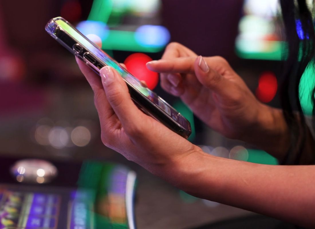 devojka se kladi preko telefona