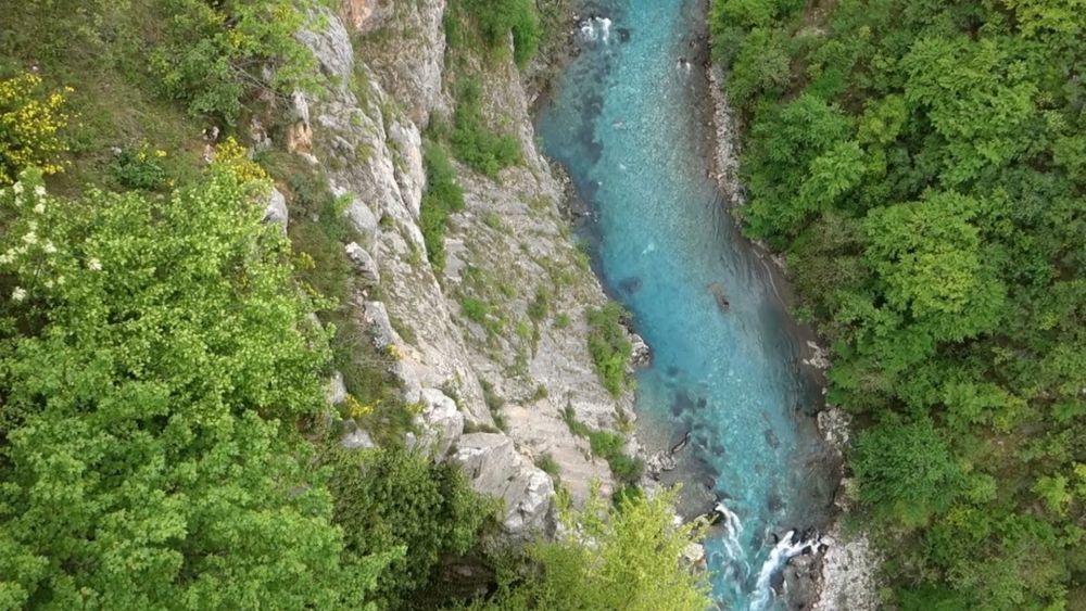 Pogled iz vazduha na tirkiznu reku Taru okruženu liticama i gustom šumom