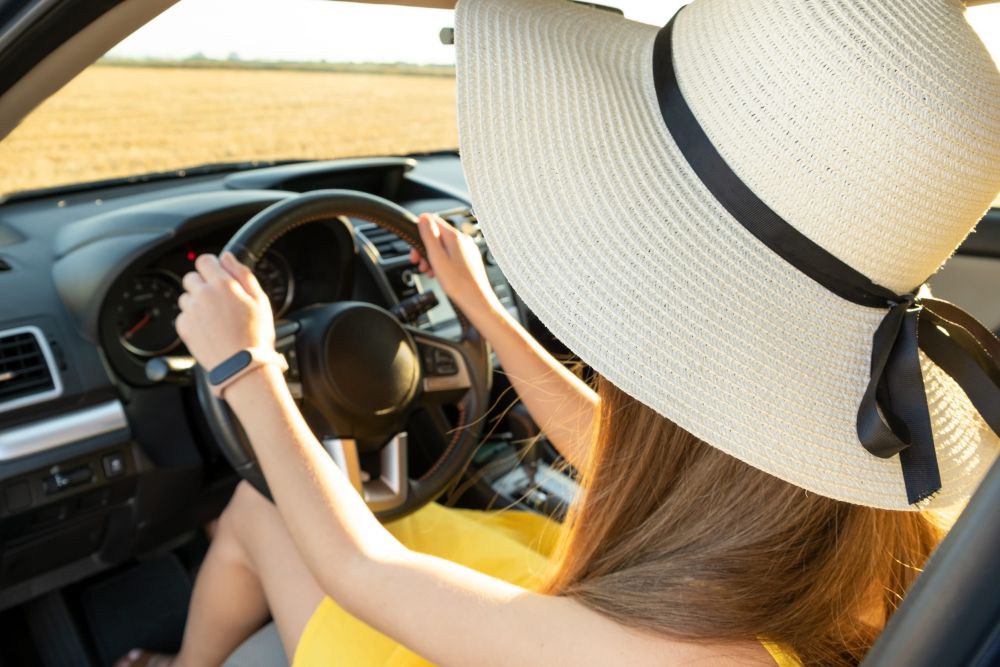 Žena za volanom automobila tokom putovanja