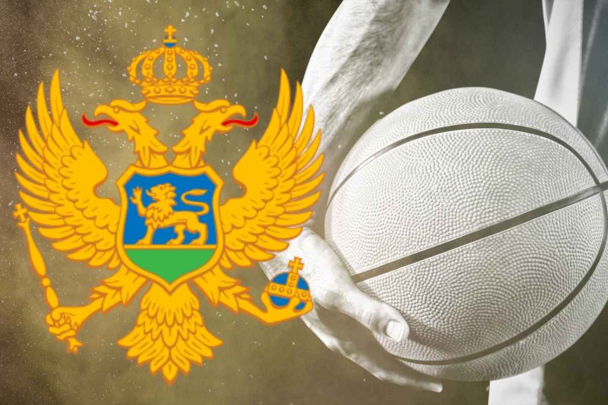 košarkaš drži loptu u ruci, pored grb crne gore