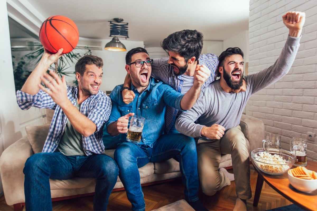 košarkaški navijači prate utakmicu i vesele se uz čips i pivo
