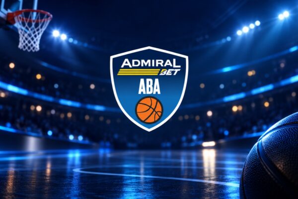 Logo AdmiralBet ABA lige u centru osvetljene košarkaške arene, sa košem u gornjem levom uglu i košarkaškom loptom u prvom planu