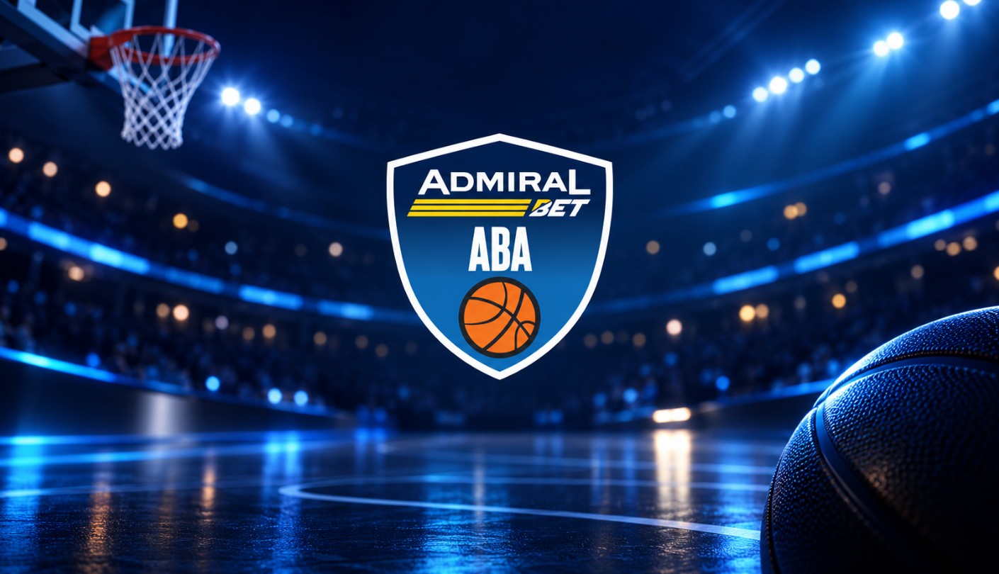 Logo AdmiralBet ABA lige u centru osvetljene košarkaške arene, sa košem u gornjem levom uglu i košarkaškom loptom u prvom planu